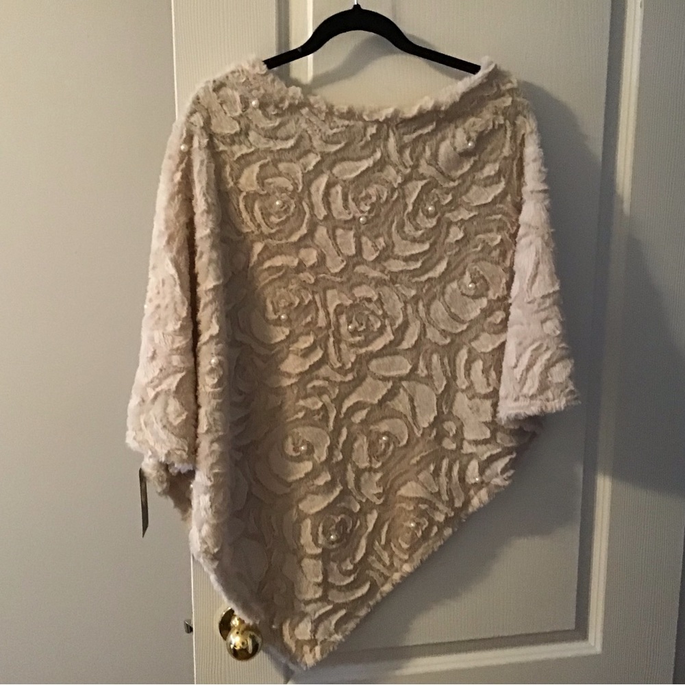 BNWT Poncho.  -1